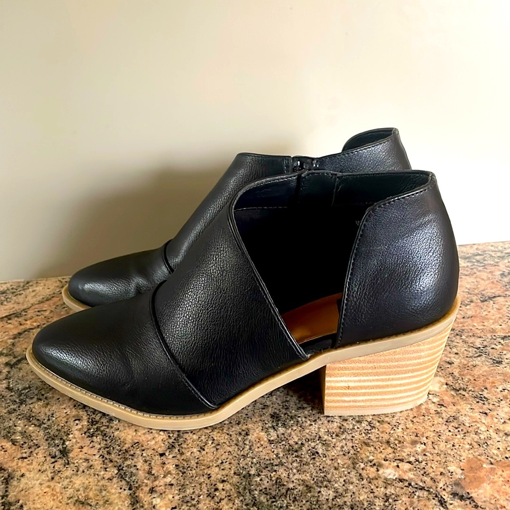 Dolce Vita Pointed Ankle Booties - Picture 1 of 9